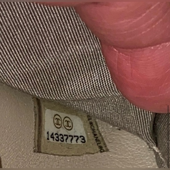 Chanel White / Light Gray Caviar Leather Zipper Wallet - Picture 6 of 9